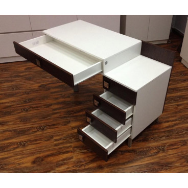 Маникюрный стол Step